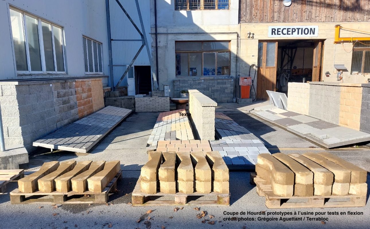 Terrabloc Produkte in der Sonne aufgestapelt