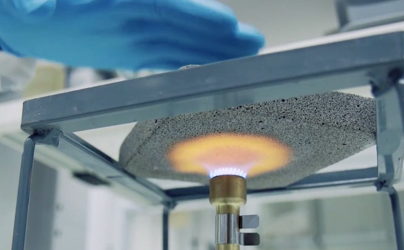 Eine Gasflamme erhitzt eine Platte