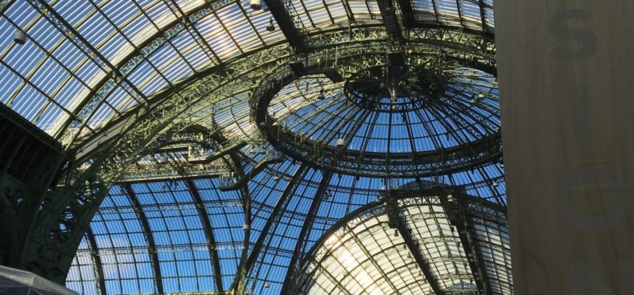 Eine alte Kuppel aus dem 19jh. überzeugt mit der tollen Architektur, darunter sind Messestände